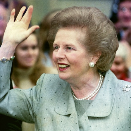 Margaret Thatcher winkend während ihres Rücktritt 1990. (Archivbild)