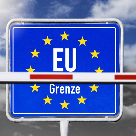 FOTOMONTAGE, EU-Schild mit Aufschrift Grenze und geschlossener Schlagbaum