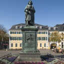 Beethoven-Denkmal auf dem Münsterplatz in Bonn, im Hintergrund das Postamt.