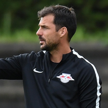 Der damalige Co-Trainer Zsolt Löw vom Fußball-Bundesligisten RB Leipzig steht 2016 beim Trainingslager auf dem Platz