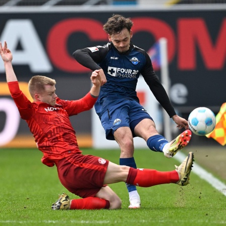 Lauterns Jean Zimmer im Zweikampf mit Paderborns Aaron Zehnter
