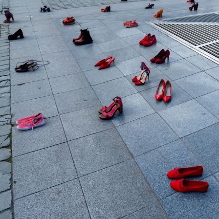 Frauenschuhe bei einer Aktion gegen Femizide.