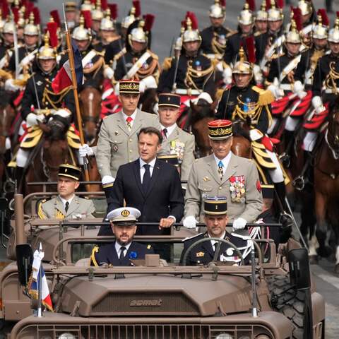 Parade auf der Avenue des Champs-Elysees mit Emmanuel Macron
