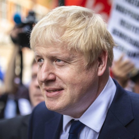 Der britische Politiker Boris Johnson blickt im Halbprofil zuversichtlich in Richtung seiner Anhänger.