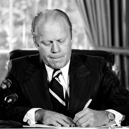 Präsident Gerald Ford unterzeichnet ein Dokument, in dem er dem früheren Präsidenten Richard Nixon &#034;eine vollständige, freie und absolute Begnadigung&#034; für alle &#034;Straftaten gegen die Vereinigten Staaten&#034; während seiner Präsidentschaft gewährt. Ford unterzeichnete das Papier am 8. September 1974 in seinem Büro im Weißen Haus.