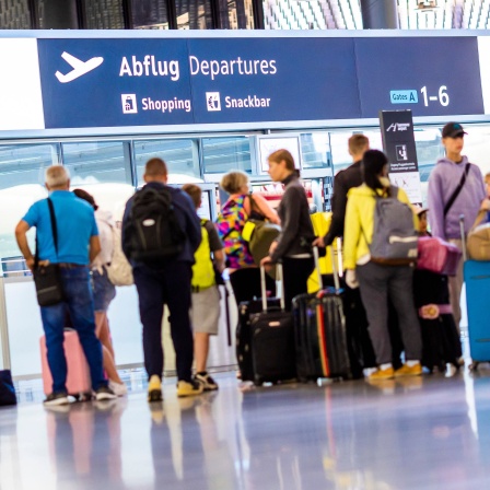 Fluggäste warten am Morgen im Flughafen Hannover-Langenhagen.