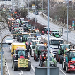 Baden-Württemberg, Ravensburg: Bauern fahren in ihren Traktoren langsam durch die Innenstadt von Ravensburg und lassen kein Fahrzeug überholen. 