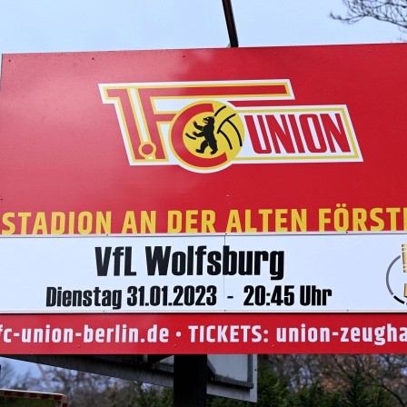 Hinweistafel vor der Union-Geschäftsstelle zum Pokalspiel gegen den VfL Wolfsburg