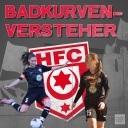 Logo des Halleschen FC und zwei Frauen, die Fußball spielen.