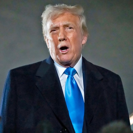 US-Präsident Donald Trump spricht zu Reportern neben der Air Force One.
