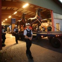 Eskortiert von der Polizei werden die "Schreitenden Pferde" des Bildhauers Josef Thorak 2015 mit einem Tieflader aus einer Lagerhalle in Bad Dürkheim gefahren.