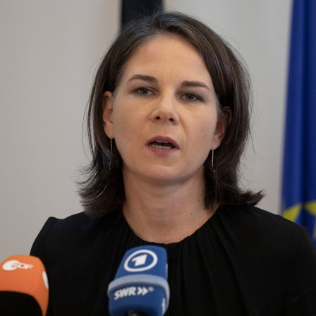 Annalena Baerbock (Bündnis 90/Die Grünen), gibt eine Erklärung in der deutschen Botschaft ab. Außenministerin Baerbock hat nach Krisengesprächen in Ägypten eindringlich an die islamistische Hamas appelliert, alle aus Israel verschleppten Geiseln freizulassen. 