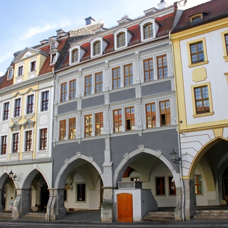 Blick auf historische Hallenhäuser am Untermarkt in Görlitz.