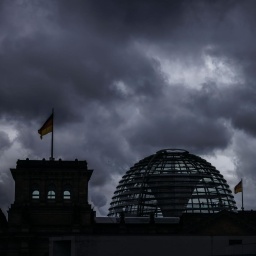 Die Kuppel des Reichstagsgebäude vor Gewitterwolken.