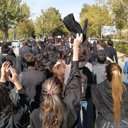 Eine Menschenmenge, darunter Frauen, die das Kopftuch abgenommen haben