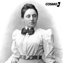 Emmy Noether ist auf dem schwarz-weiss-Bild zu sehen. Sie schaut seitlich an der Kamera vorbei. 