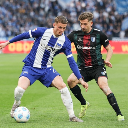 Herthas Michael Cuisance (l.) schirmt den Ball ab 