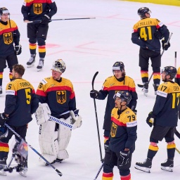 Enttäuscht steht das DEB-Team nach der Niederlage gegen Schweden auf dem Eis