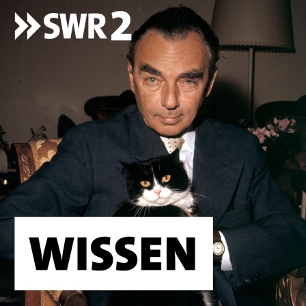 Der deutsche Schriftssteller Erich Kästner (*23.2.1899 - 29.7.1974) mit Katze, undatierte Aufnahme