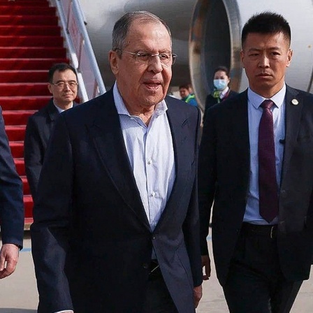 Auf diesem vom Pressedienst des russischen Außenministeriums veröffentlichten Foto verlässt der russische Außenminister Sergej Lawrow (M) das Flugzeug nach seiner Ankunft in Peking.