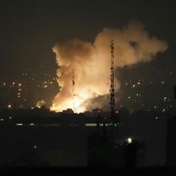 Explosion in Stadt bei Nacht