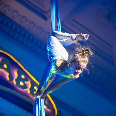 Ein Mädchen tritt mit einer Akrobatiknummer im Zirkus auf.