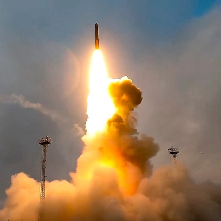 Auf diesem vom russischen Verteidigungsministerium verbreiteten Foto wird eine Interkontinentalrakete des Typs Yars von einem Startplatz im Nordwesten Russlands aus abgefeuert.