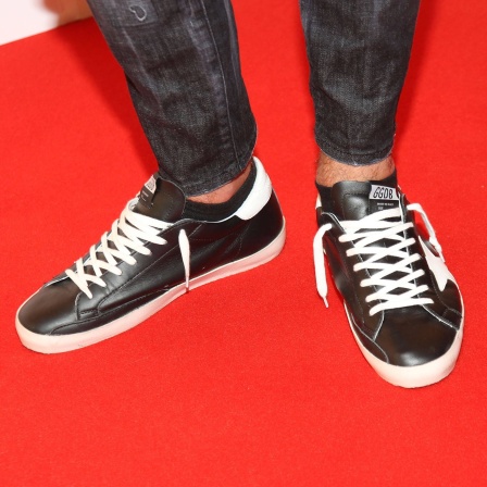 Mann mit offenen Schuhen