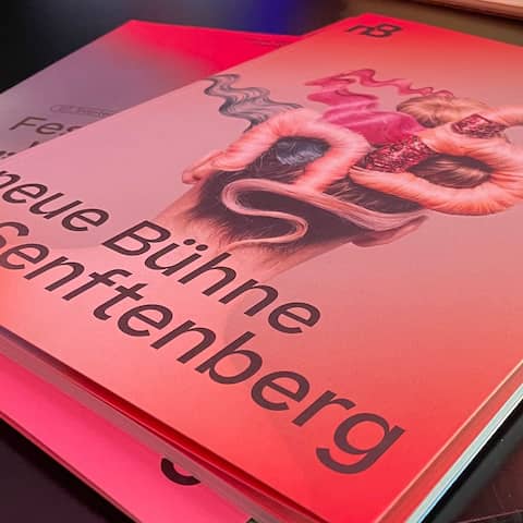 Der Spielplan der Neuen Bühne Senftenberg für die Spielzeit 24/25 (Foto: rbb/Jahn)