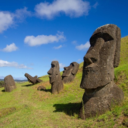 Moai-Steinskulpturen in Rano Raraku, Osterinsel, Chile.