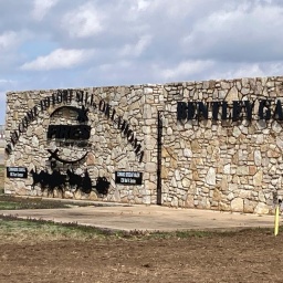 Ein Schild begrüßt die Besucher des Armeepostens Fort Sill in der Nähe von Lawton