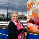 Die Hamburger Künstlerin Heinke Böhnert malt Bilder, in denen sie auch echte Segel von Segelschiffen verwendet.