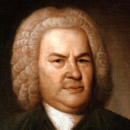 Ein Ölgemälde zeigt das Porträt Johann Sebastian Bachs: Ein Mann mit rundlichem Gesicht, lockigen Haaren und ernstem Blick