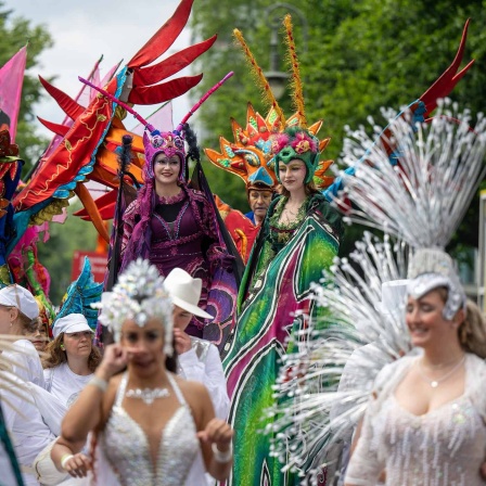 Tänzerinnen und Tänzer der Gruppe "Sapucaiu No Samba" tanzen bei der Parade zum Karneval der Kulturen 2024. 