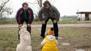 Ralf (Felix Kramer) und Johannes (Ronald Zehrfeld) bücken sich zu Billy hinunter. (Bild: rbb/Frédéric Batier)