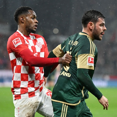 Der Mainzer Edimilson Fernandes (l.) und Kevin Volland von Union Berlin kämpfen um den Ball (Bild: picture alliance/dpa/Arne Dedert)
