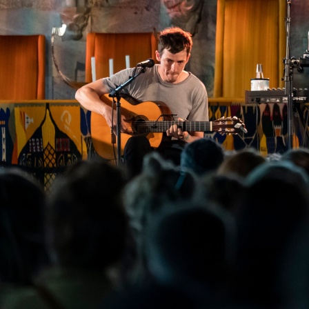 Der englische Sänger und Songwriter Charlie Cunningham gibt ein Livekonzert während des norwegischen Musikfestivals Bergenfest in Bergen, Norwegen am 12.07.2019. 