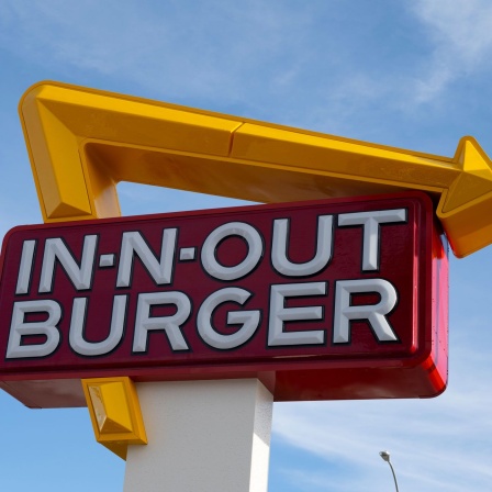 Das Leuchtschild einer In-N-Out Burgerfiliale in Los Angeles (Bild: picture alliance/ZUMAPRESS/Taidgh Barron)