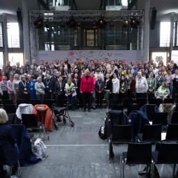 Mitglieder des Bürgerrats "Ernährung im Wandel" stehen mit Bärbel Bas (SPD, M), Präsidentin des Deutschen Bundestages, für ein Gruppenfoto zusammen