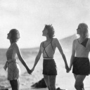 Die drei Schauspielerinnen Adrienne Ames, Frances Dee und Judith Wood posen 1931 Hand in hand an einem Strand in Kalifornien.