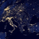 Dieses NASA-Bild, das am 6. Dezember 2012 aufgenommen wurde, zeigt einen neuen globalen Blick auf die Lichter der Städte in Teilen Europas bei Nacht in einem Kompositbild, das aus Daten des Satelliten Suomi National Polar-orbiting Partnership (Suomi NPP) zusammengestellt wurde. 
