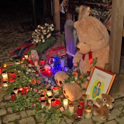 Feuerwehrleute nehmen in Warle an einer Gedenkveranstaltung für einen getöteten Jungen teil.