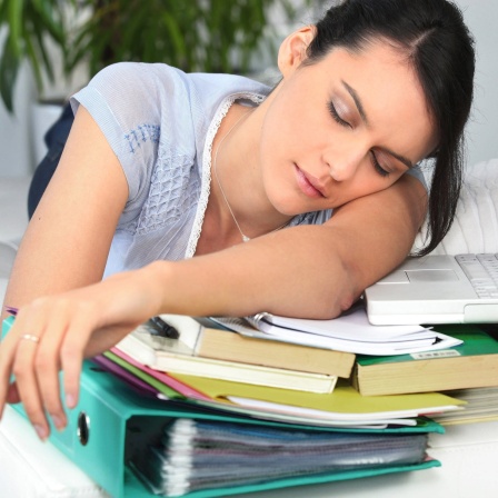 Stress mit Hausarbeiten und Klausuren, Panik vor Prüfungen und Zukunftsängste: Der Leistungsdruck im Studium kann groß sein und viele Studierende werden dadurch psychisch krank