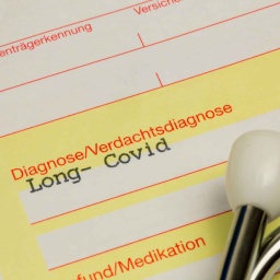 Diagnose Long Covid auf einer Arzt-Überweisung (Bild: picture alliance/CHROMORANGE/Udo Herrmann)