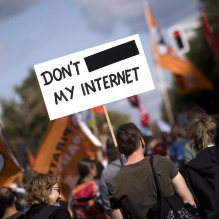 Demo "Save the Internet" in Berlin: Auf einem Schild steht "Don't the Internet" und zwischen dem "don't" und dem "the" ist ein schwarzer Balken zu sehen