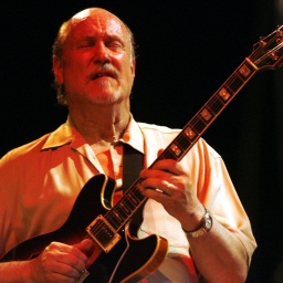 Der amerikanische Jazzgitarrist John Scofield spielt mit geschlossenen Augen Gitarre.