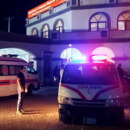 Ein Krankenwagen mit Menschen, die durch einen mutmaßlichen indischen Raketenangriff verletzt wurden, erreicht ein Krankenhaus.