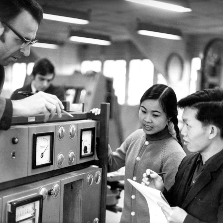 Ingenieur Heinz Helass (li., GER) sowie Giang van Quay (re.) und Nguyen Thi Xuan (beide aus Vietnam) während eines Gespräches im Rahmen des Studiums an der Ingenieurschule für Holztechnik 1972 in Dresden.