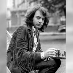 Neil Diamond 1972 in Jeans beim Schachspielen