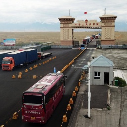 Ein Drohnenfoto vom 15. Juli 2024 zeigt LKW und  Reisebusse auf dem Weg nach Kasachstan am Kontrollpunkt Grenzstation Dulata im Nordwesten Chinas. 